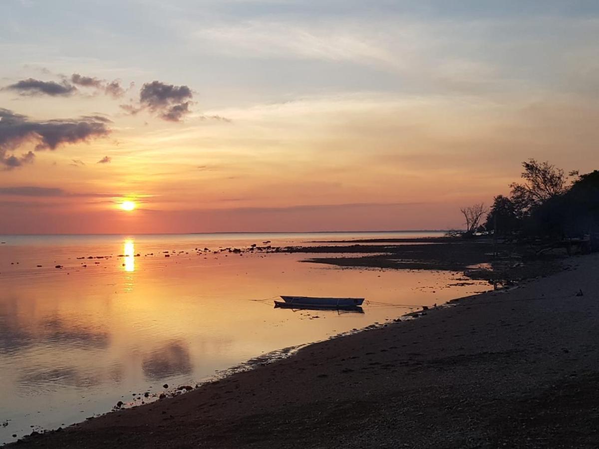Sunset Moyo Bungalows Moyo Island Extérieur photo